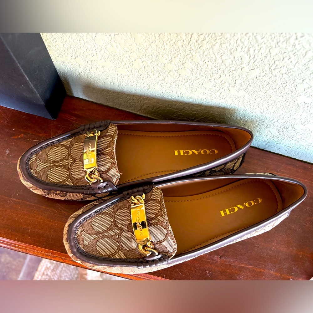 Women’s COACH driving shoe/loafer. New in the box. SIZE 7.5